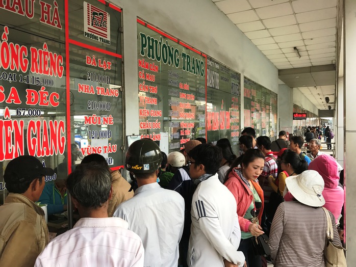 
Hành khách tập trung mua vé của nhà xe Phương Trang tại Bến xe Miền Tây nghỉ lễ chiều 30-12
