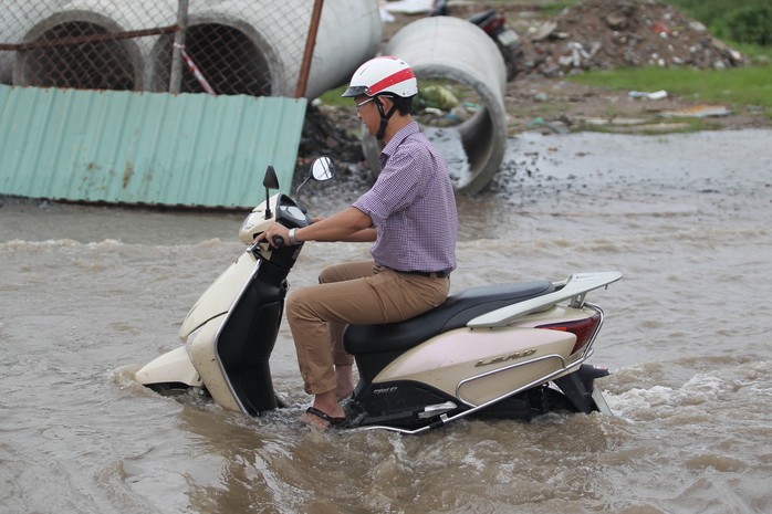 
Một số nơi nước ngập cao hơn cả pô xe
