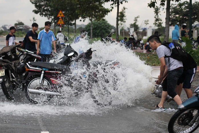 
Tận dụng nước hút từ hầm lên để rửa bớt bùn cho xe.
