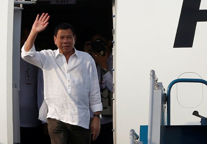 Tổng thống Philippines, ông Rodrigo Duterte tại sân bay Nội Bài (Hà Nội) - Ảnh: Reuters