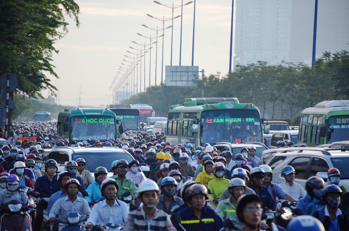 
Khi đến giờ cao điểm sáng 6-12, cảnh kẹt xe lại xảy ra trên xa lộ Hà Nội, đoạn sắp qua cầu Sài Gòn 1 để vào trung tâm TP HCM
