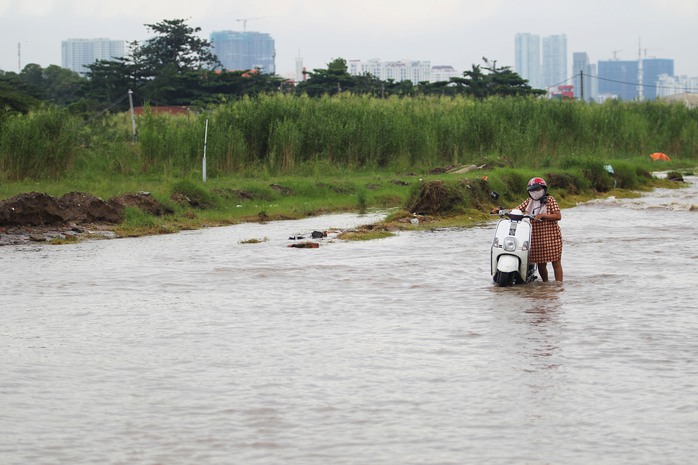 
Ba ngày qua, TP HCM đều có mưa lớn khiến nhiều tuyến đường phải chịu cảnh ngập nước
