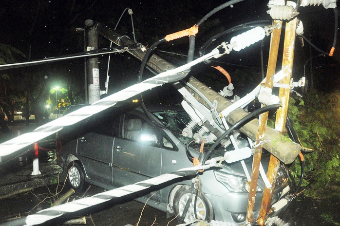 
Một chiếc ô tô bị trụ điện gãy đè trúng, may mắn không ai bị thương
