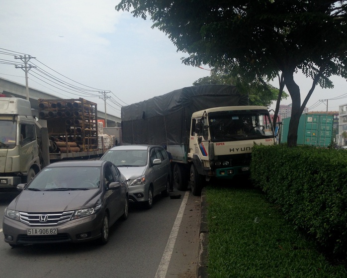 
3 chiếc xe dính chùm vào nhau sau vụ va chạm liên hoàn trên xa lộ Hà Nội
