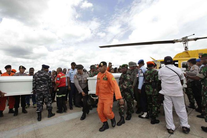 
Lực lượng cứu hộ Indonesia bê quan tài của nạn nhân vụ tai nạn máy bay. Ảnh: EPA
