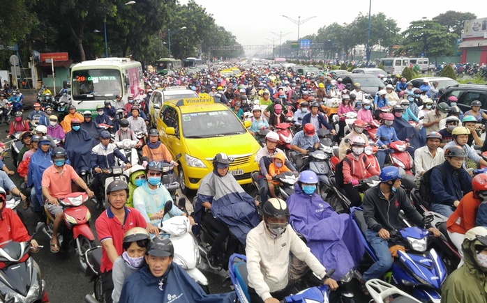 
Kẹt xe nghiêm trọng nhất là trên đường Trường Chinh và Cộng Hòa (quận Tân Phú và Tân Bình, TP HCM) – các xe ken đặc mặt đường, nhích từng chút một theo hướng vào trung tâm TP
