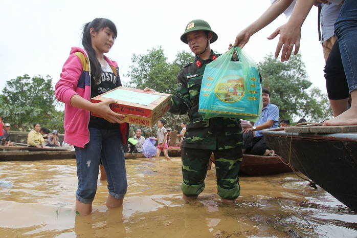 
Hiện tại thường xuyên có những đoàn cứu trợ cũng như lực lượng chức năng đến giúp đỡ cho người dân địa phương.
