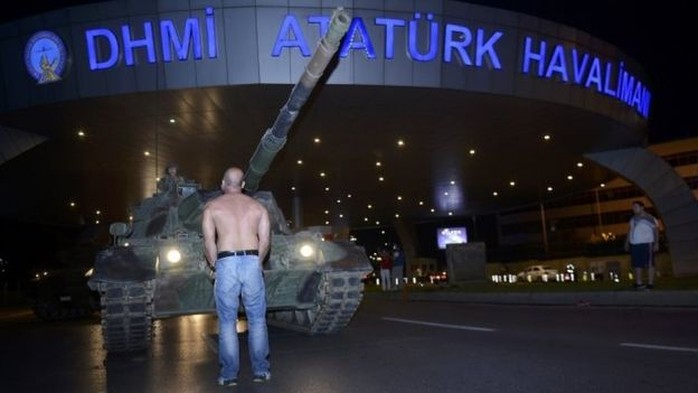 Một người phản đối cố chặn đường xe tăng ở thủ đô Ataturk (Istanbul). Ảnh: Reuters