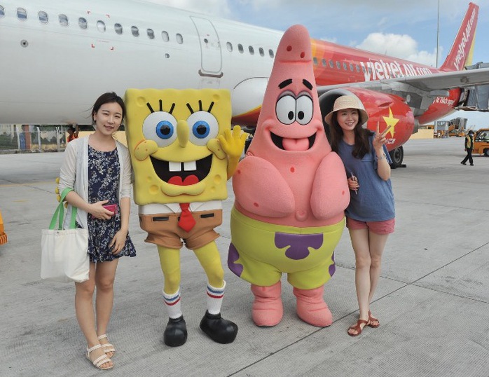 
Thú vị hơn, 2 nhân vật đặc biệt là nhà thám hiểm nhí Dora cùng chàng bọt biển đầu bếp Sponge Bob trong series hoạt hình nổi tiếng thế giới “Nick and You” lần đầu tiên đến Việt Nam cũng đã đến vui tết trung thu cùng đông đảo hành khách của Vietjet
