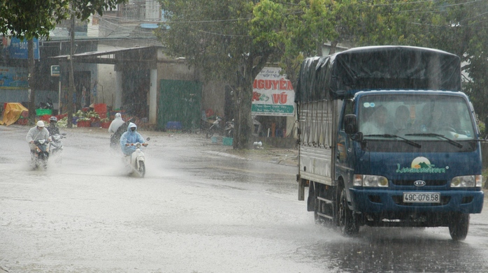 
Trước đó, trưa 26-9 một số tuyến đường nội ô TP Đà Lạt cũng ngập nặng trong nước mưa.
