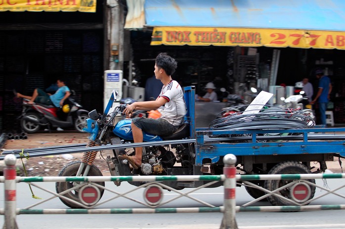 
Ở TPHCM, không khó để thấy những chiếc xe thô sơ chở tôn hay sắt thép ngoài đường
