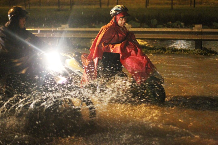 
Gần đó, Cầu Vượt Cát Lái cũng lâm vào tình trạng tương tự, khi mưa lớn và triều cường dâng cao
