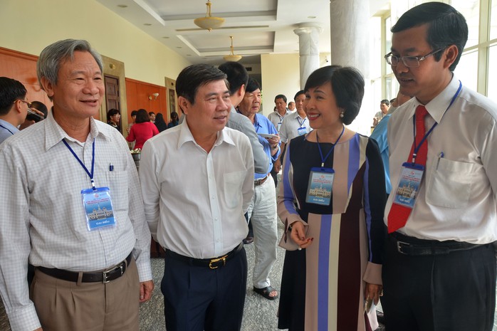 Chủ tịch UBND TP HCM Nguyễn Thành Phong (thứ 2, từ trái sang) cùng các đại biểu trao đổi bên lề hội thảo Ảnh: TẤN THẠNH
