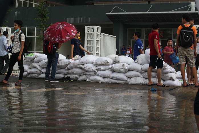 
Sau cơn mưa lịch sử, các bạn sinh viên giúp KTX đắp đê cát chuẩn bị đối phó với những trận mưa lớn tương tự.
