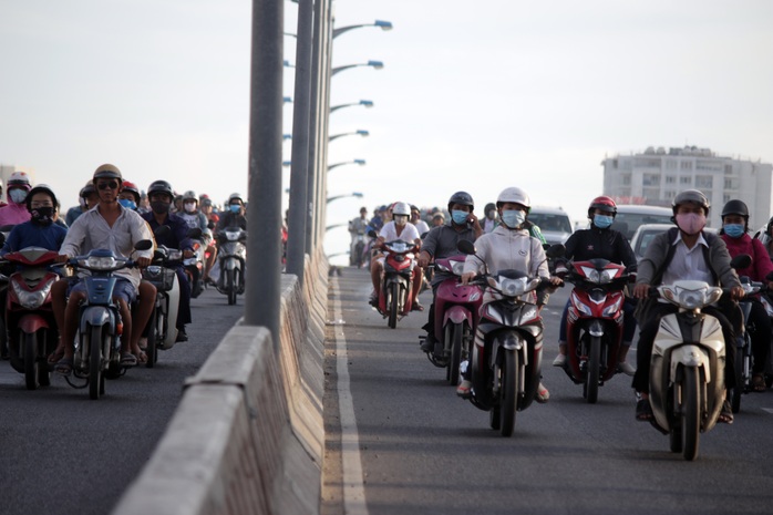 Tương tự, đông đảo người đi xe máy cũng chạy ào ào trên làn đường ô tô trên cầu Bình Triệu bất chấp biển báo cấm.