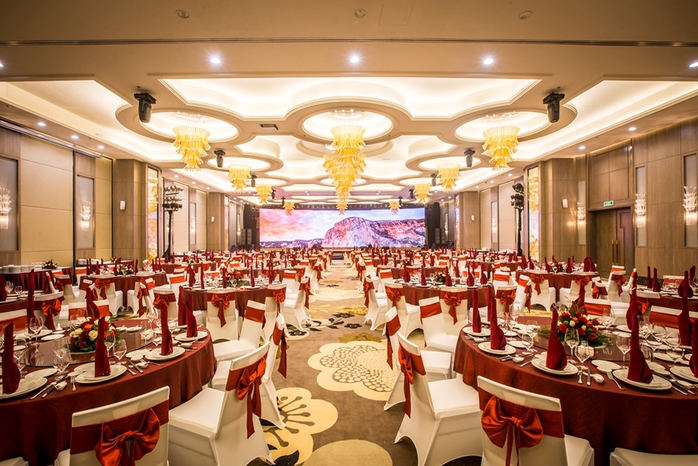 
Với sức chứa 500 người và trang thiết bị hiện đại, Ballroom bên trong khách sạn sẽ đáp ứng tốt nhất cho các sự kiện, hội nghị tại Vinpearl Cần Thơ Hotel. Ảnh: T.CHI
