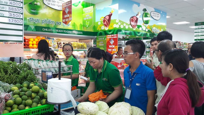 
Khách mua hàng tại Co.op Food Thanh Đa trong ngày khai trương Ảnh: VĂN THÔNG
