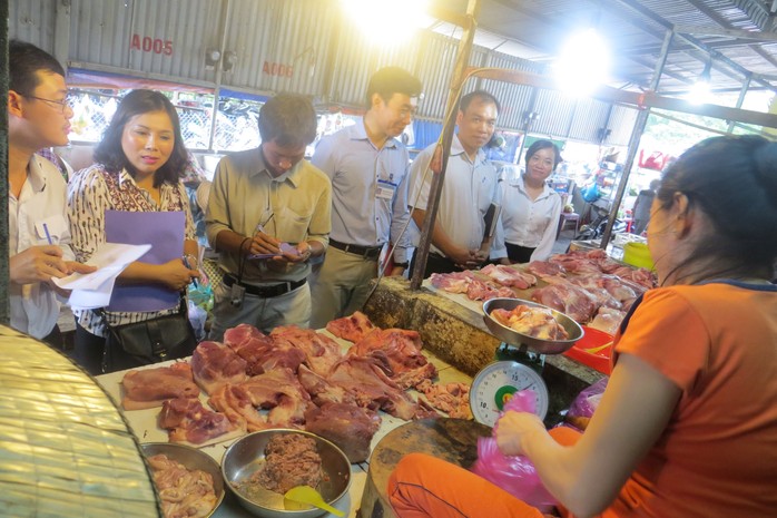 
Đoàn liên ngành TP HCM giám sát kinh doanh thực phẩm ở một chợ trên địa bàn
