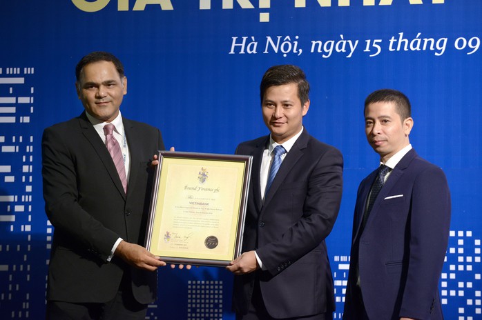 
Phó Tổng Giám đốc Trần Công Quỳnh Lân (giữa) đại diện VietinBank nhận giải thưởng Thương hiệu tăng trưởng mạnh nhất trong Top 10 (xét trên chỉ số sức mạnh thương hiệu)

