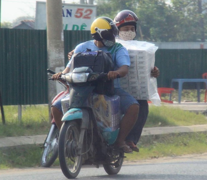 
Các đối tượng buôn lậu thuốc lá trên địa bàn tỉnh An Giang Ảnh: THỐT NỐT
