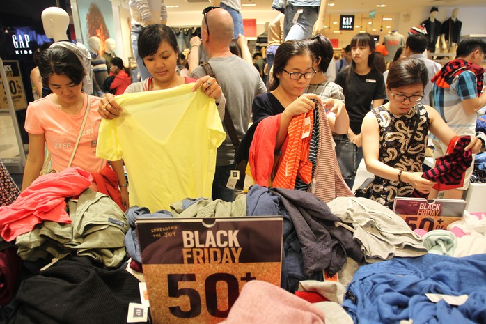 Nhiều người tranh thủ mua sắm trong ngày Black Friday Ảnh: HOÀNG TRIỀU