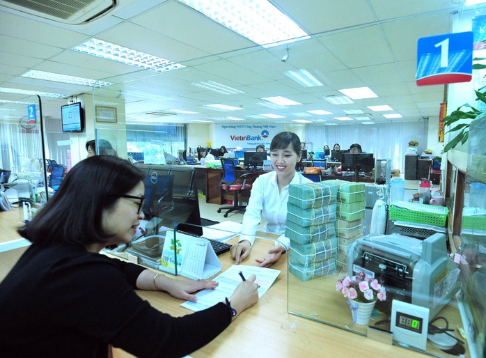 Khách hàng làm thủ tục nộp thuế điện tử tại VietinBank