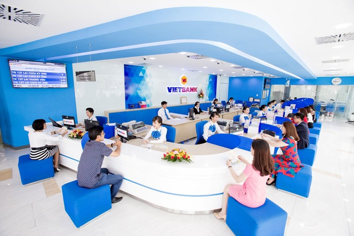 
Khách hàng đến giao dịch và tìm hiểu chương trình tiết kiệm dự thưởng của VietBank
