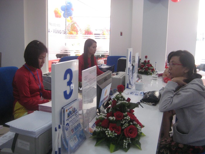 
Khách hàng giao dịch tại VietBank Chi nhánh Bà Rịa - Vũng Tàu
