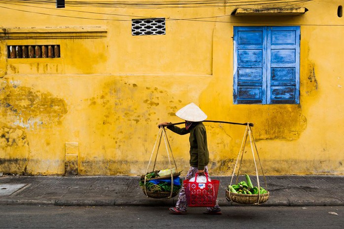 
Một người bán hàng rong ở Hội An. Ảnh: Réhahn Croquevielle
