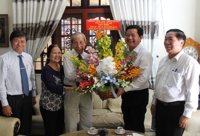
Bí thư Thành ủy TP HCM Đinh La Thăng tặng hoa chúc mừng GS-TS Trần Hồng Quân - Ảnh: Bảo Ngọc
