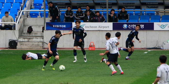 Xuân Trường tiếp tục chơi tròn vai trong chiến thắng 3-2 của Incheon United trước Pohang Steelers Ảnh: TIẾN ANH