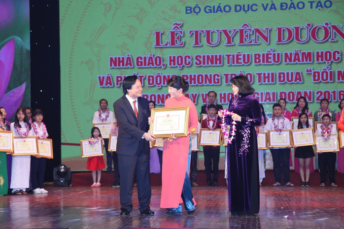 
Bộ trưởng Phùng Xuân Nhạ và Phó Chủ tịch nước Đặng Thị Ngọc Thịnh trao bằng khen cho cô Nguyễn Thị Thu Anh Ảnh: KHÁNH NGUYỄN
