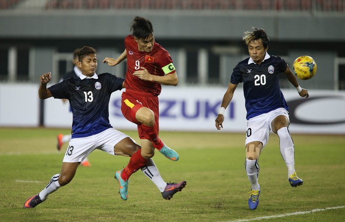 Công Vinh trong ghi bàn vào lưới Campuchia mở tỉ số cho tuyển Việt Nam tối 26-11 Ảnh: Ngọc Linh