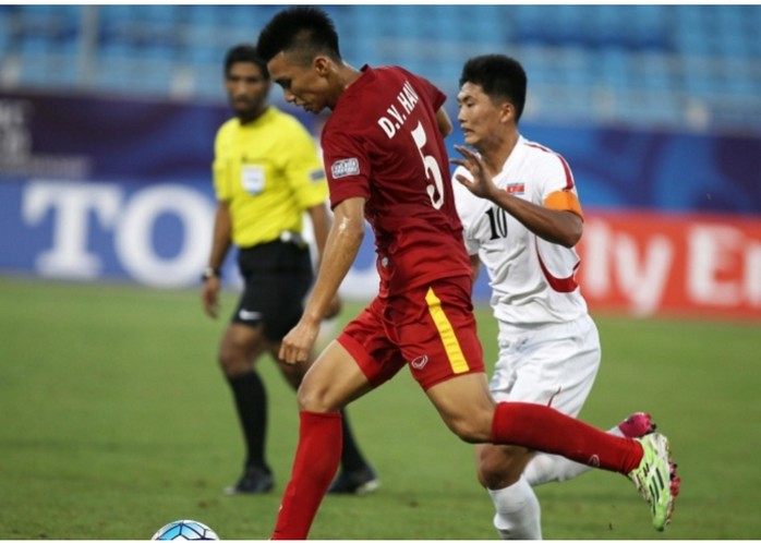 
Văn Hậu trước khi tung cú sút xa ghi bàn thứ hai cho U19 Việt Nam Ảnh: AFC
