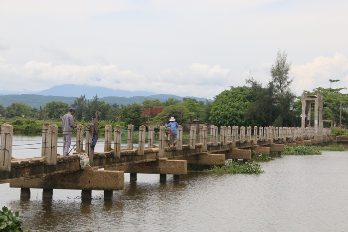 
Tuy nhiên, nhiều năm trở lại đây, cây cầu này không còn phục vụ mục đích thủy lợi nữa mà được người dân địa phương xem cây cầu như một tuyến đường lưu thông từ xã Tam Tiến ra Quốc lộ 1 và ngược lại.
