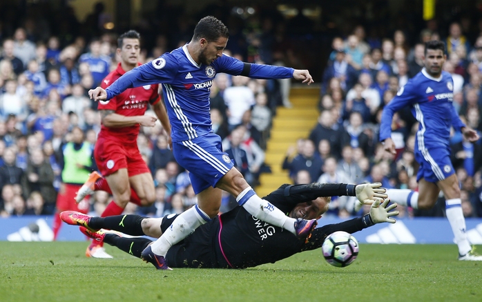 
Hazard đi bóng qua thủ môn Schmeichel của Leicester và ghi bàn thứ hai cho Chelsea Ảnh: REUTERS
