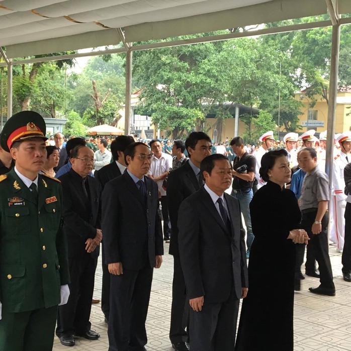 Chủ tịch Quốc hội Nguyễn Thị Kim Ngân viếng các liệt sĩ. Bên cạnh bà là Đại tướng Đỗ Bá Tỵ, Phó chủ tịch Quốc hội