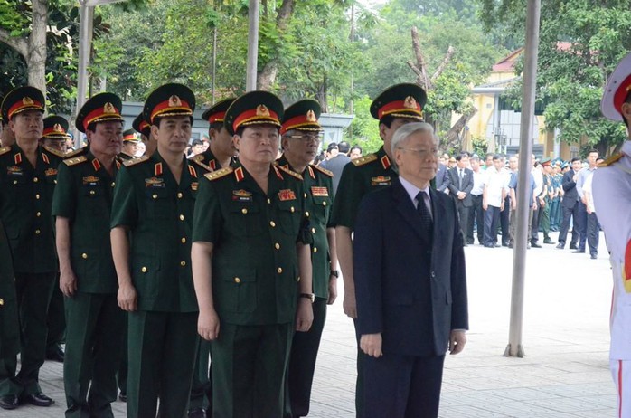 Tổng Bí thư Nguyễn Phú Trọng (hàng đầu) và Đại tướng, Bộ trưởng QUốc phòng Ngô Xuân Lịch (hàng thứ 2) vào viếng các chiến sĩ