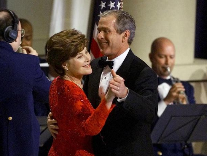 Có ai nhận ra cựu Tổng thống George W. Bush và phu nhân Laura ngay từ đầu? Ảnh: CBS NEWS