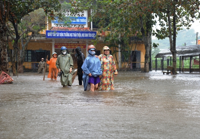 Bên trong khuôn viên một trường tiểu học ở Quảng Ngãi. Ảnh: Tử Trực