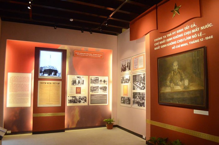 
Tầng 1 hiện được Ban di tích Danh thắng Hà Nội (Sở Văn hóa-Thể thao Hà Nội) trưng bày chuyên đề tại nơi Bác Hồ viết “Lời kêu gọi toàn quốc kháng chiến”
