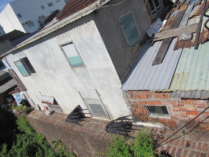 Nhà dân xây trái phép dùng cả tường thành Điện Hải để làm móng Ảnh: QUANG QUÝ