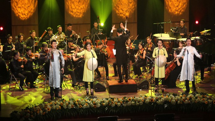 Ca sĩ Đào Mác, Hồng Vy, Duyên Huyền, Đăng Dương biểu diễn bài “Trống cơm” cùng dàn nhạc giao hưởng do nhạc sĩ Trần Mạnh Hùng biên soạn