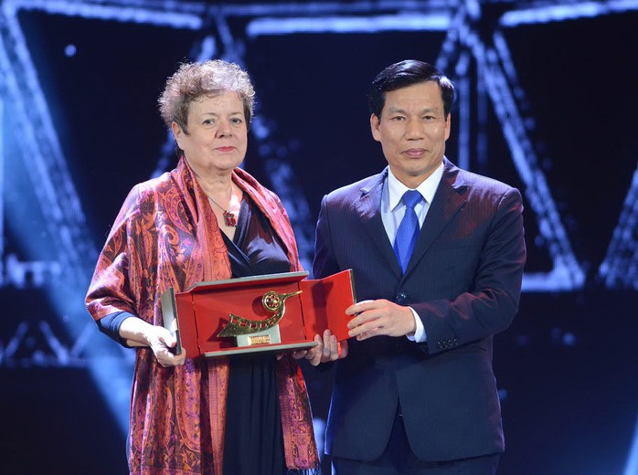 Bộ trưởng Bộ Văn hóa - Thể thao và Du lịch Nguyễn Ngọc Thiện trao giải Phim dài xuất sắc nhất cho đại diện bộ phim “Hồi ức” của Canada Ảnh: HOA NGUYỄN