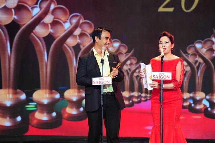 
Nghệ sĩ Quyền Linh nhận giải MC được yêu thích nhất trong lễ trao giải Mai Vàng lần thứ 20- 2014” (Ảnh: Ban Tổ chức)
