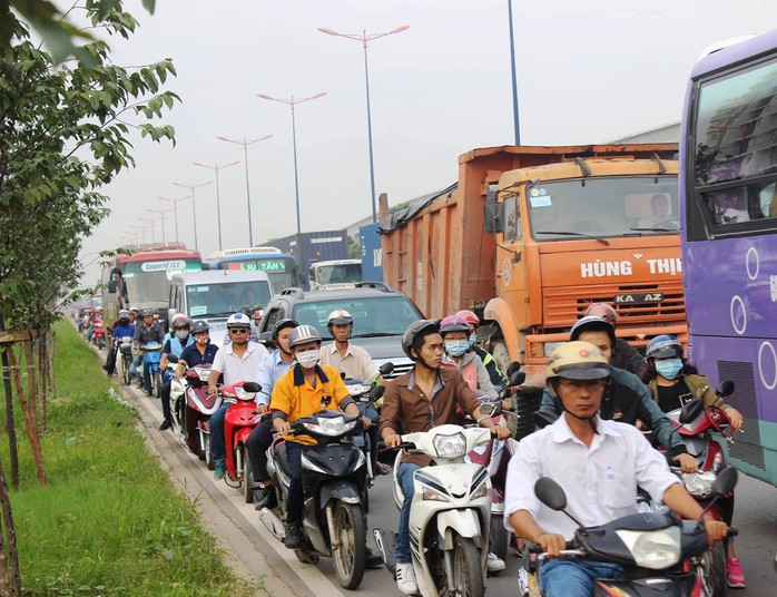 
Ô tô cùng xe máy phải chen nhau nhích từng chút một ở làn xe 2 bánh do ảnh hưởng từ 3 vụ tai nạn
