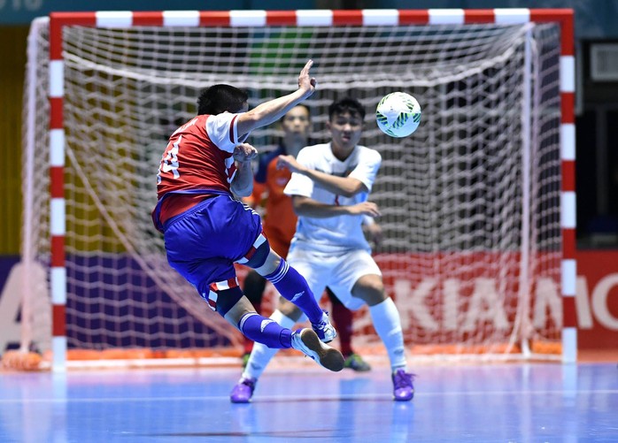 Paraguay liên tục dồn ép, khiến các cầu thủ Việt Nam phải co cụm ở sân nhà để hạn chế bàn thua