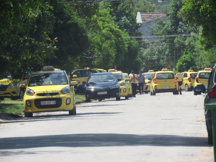 Hiện các tài xế cho xe đậu dọc theo đường Nguyễn Chí Thanh để phản đối vụ việc.