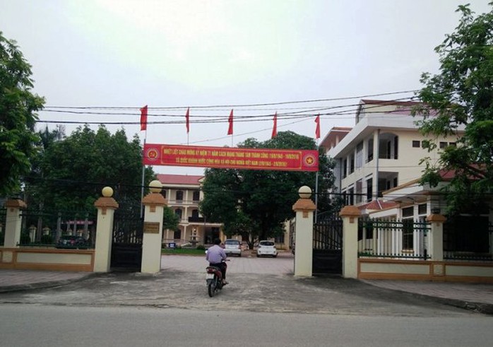 
UBND huyện Nho Quan (Ninh Bình), được doanh nghiệp tự nguyện tặng cho 1 chiếc xe sang do thấy lãnh đạo đi làm nhiệm vụ khó khăn
