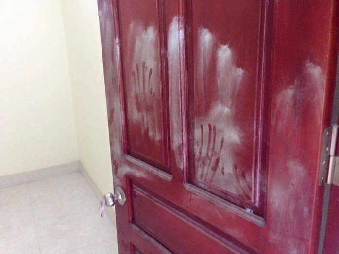 
Nhiều dấu vân tay lạ để lại trên cánh cửa tủ trong căn nhà xảy ra vụ thảm án
